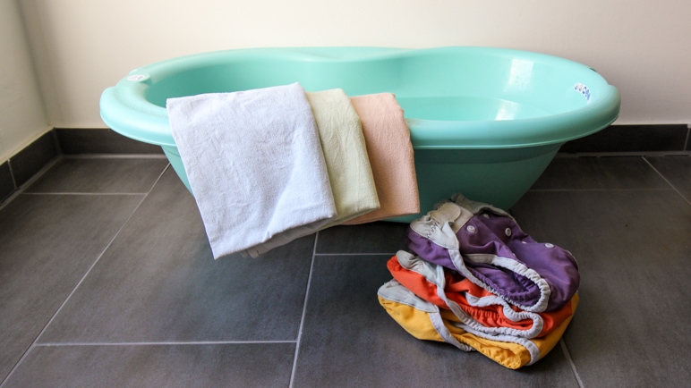 Nachhaltige Erstausstattung im Bad: Babywanne, Moltontücher für auf den Wickeltisch, Stoffwindeln