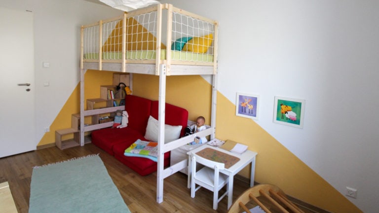 Ein Hochbett mit Treppe fürs Kinderzimmer: unser DIY-Umbau