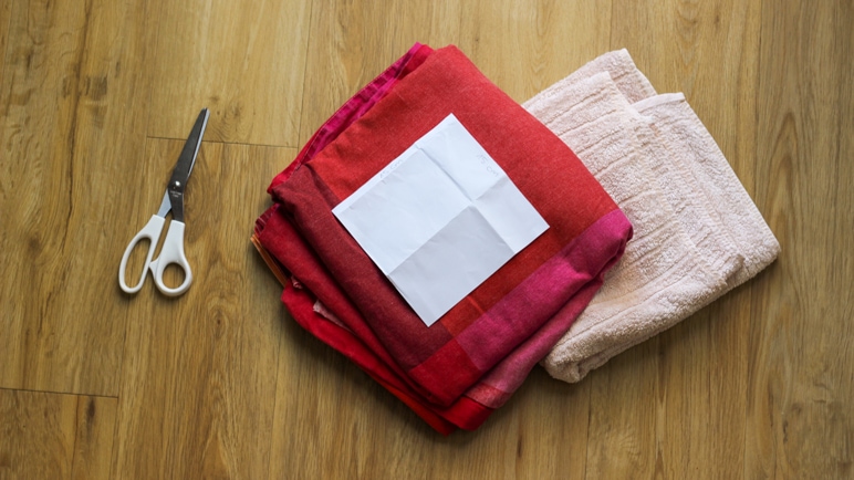 Aus aussortieren Handtüchern und alter Bettwäsche könnt ihr einfach Spüllappen selber nähen