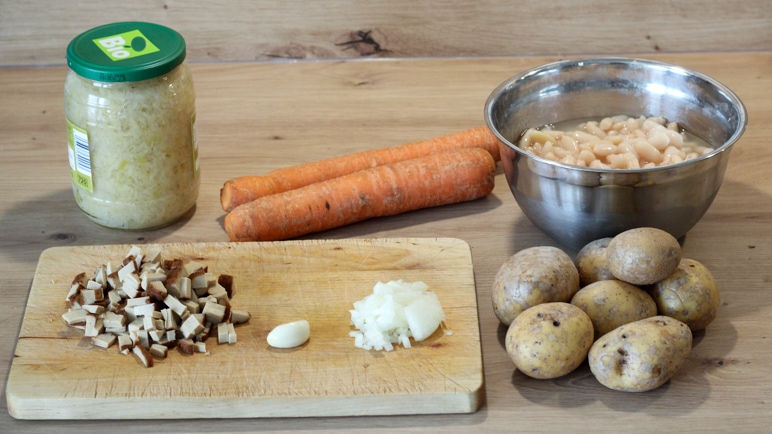 Die Zutaten für den Sauerkraut-Eintopf